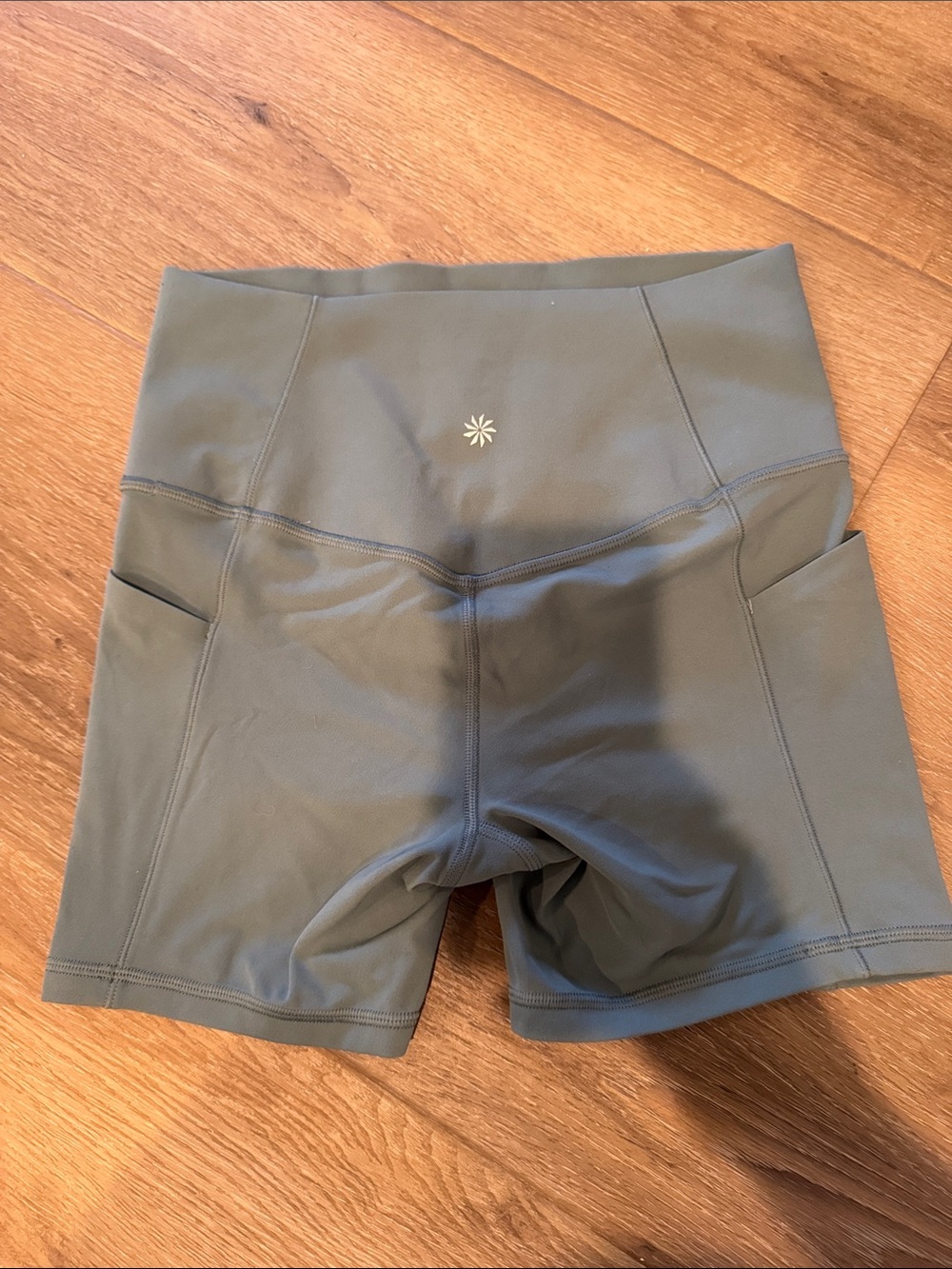 Athleta Salutation Stash 5”  Women's Active Shorts Light Teal Sz S